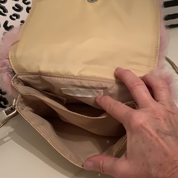 Cutest pink furry crossbody bag/clutch - Picture 4 of 11